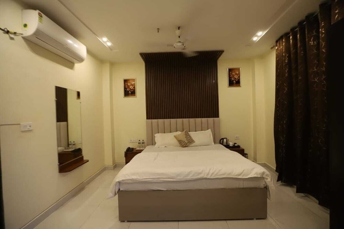 Imagen de la habitación del Hotel R Raghavam. Foto 10