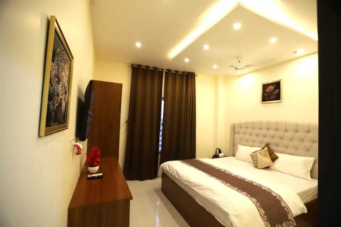 Imagen de la habitación del Hotel R Raghavam. Foto 11