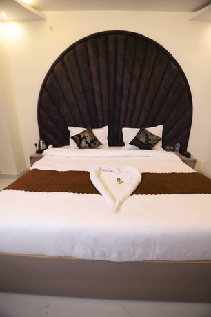 Imagen de la habitación del Hotel R Raghavam. Foto 12