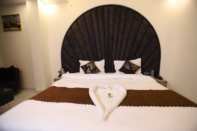 Imagen de la habitación del Hotel R Raghavam. Foto 13