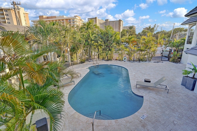 Imagen de la piscina del Hotel RA Suites by DesignedVR. Foto 14
