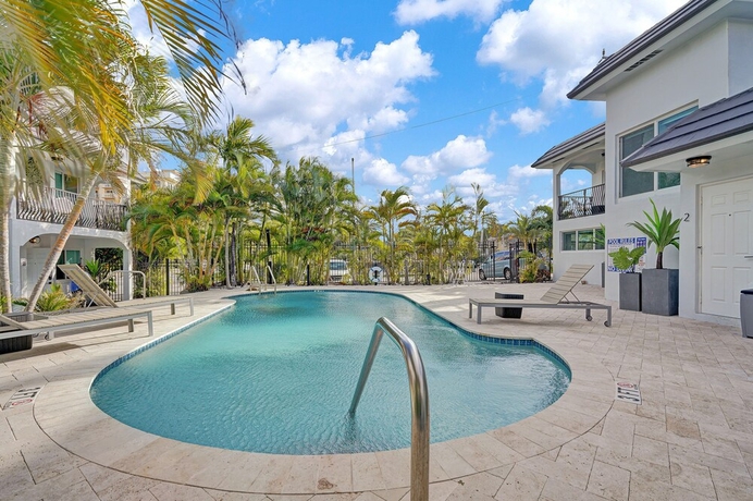 Imagen de la piscina del Hotel RA Suites by DesignedVR. Foto 16