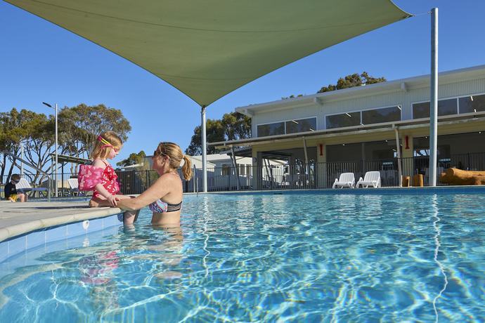 Imagen de la piscina del Hotel RAC Cervantes Holiday Park. Foto 20