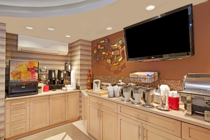 Imagen del bar/restaurante del Hotel RAMADA BRONX. Foto 2