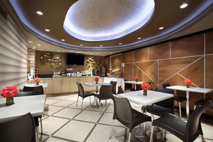 Imagen del bar/restaurante del Hotel RAMADA BRONX. Foto 4