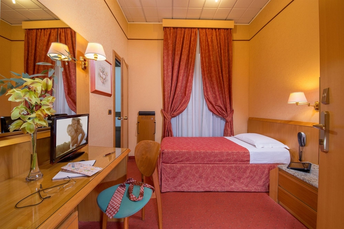 Imagen de la habitación del Hotel RANIERI. Foto 7