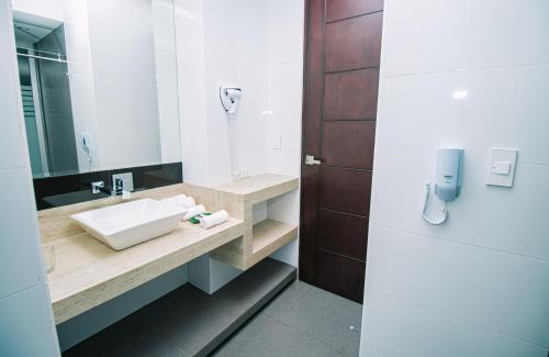 Imagen de la habitación del Hotel RBB BRITO HOTEL. Foto 15