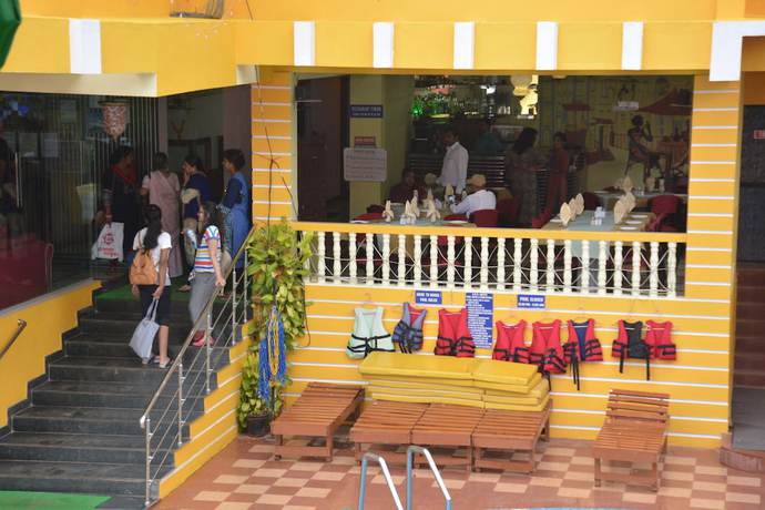 Imagen del bar/restaurante del Hotel RBR Beach Resort Calangute. Foto 5