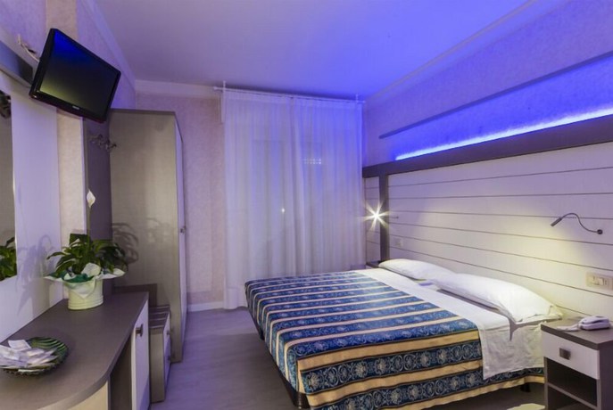 Imagen de la habitación del Hotel RECORD, Riccione. Foto 13