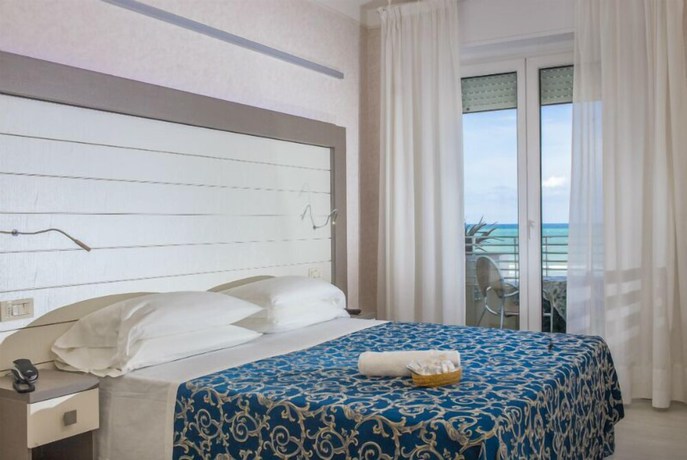 Imagen de la habitación del Hotel RECORD, Riccione. Foto 16
