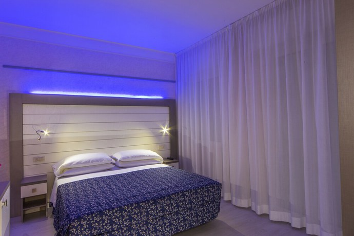 Imagen de la habitación del Hotel RECORD, Riccione. Foto 19