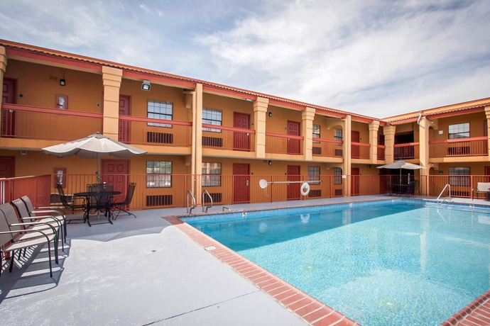 Imagen de la piscina del Hotel RED ROOF INN MEDICAL CENTER. Foto 12