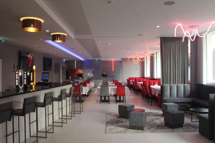 Imagen del bar/restaurante del Hotel REDNYX. Foto 2