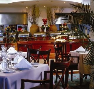 Imagen del bar/restaurante del Hotel RENAISSANCE COSTA DO SAU&Iacute;PE RE. Foto 2