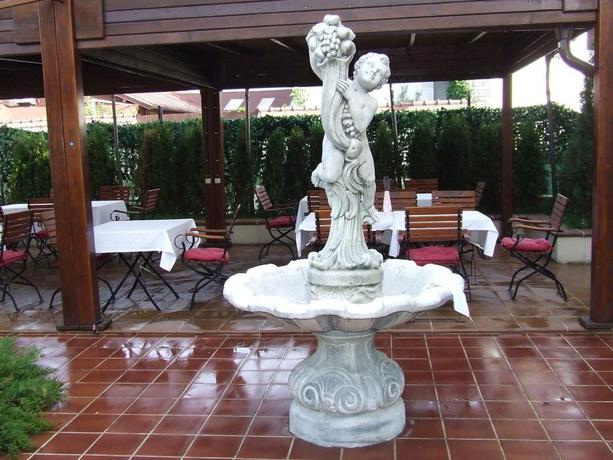 Imagen de los exteriores del Hotel RESTAURANT SENATOR. Foto 16