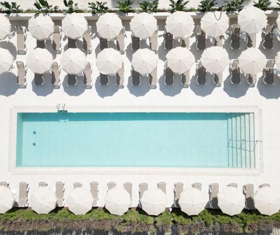 Imagen de la piscina del Hotel RH Arena. Foto 23