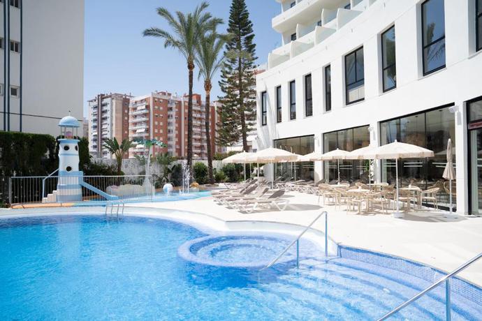 Imagen de la piscina del Hotel RH Arena. Foto 24