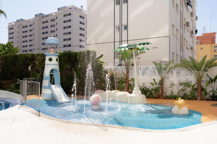 Imagen de la piscina del Hotel RH Arena. Foto 25