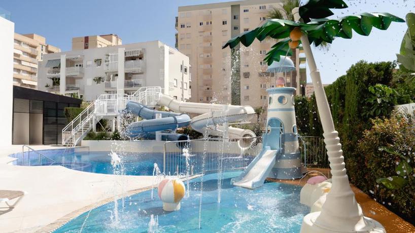 Imagen de la piscina del Hotel RH Arena. Foto 27