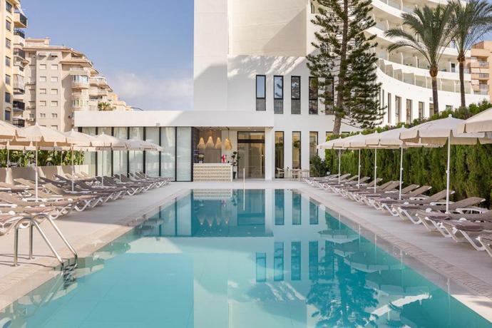 Imagen de la piscina del Hotel RH Arena. Foto 28