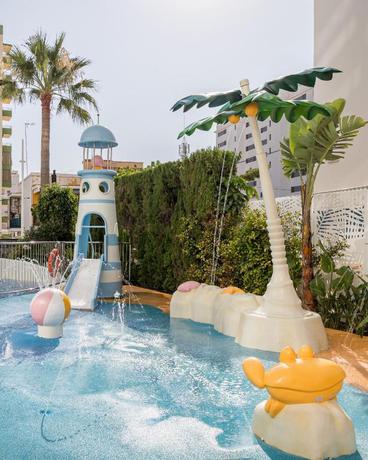 Imagen de la piscina del Hotel RH Arena. Foto 29