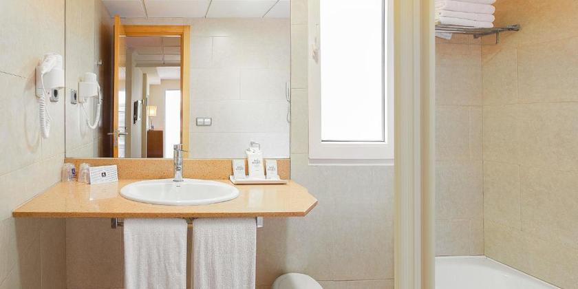 Imagen de la habitación del Hotel RH Casablanca Suites. Foto 4