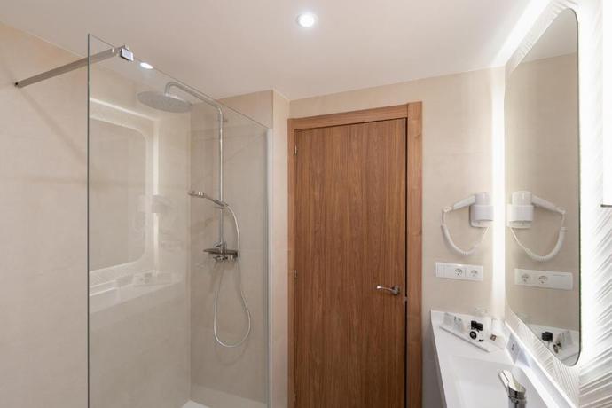 Imagen de la habitación del Hotel RH Riviera. Foto 3