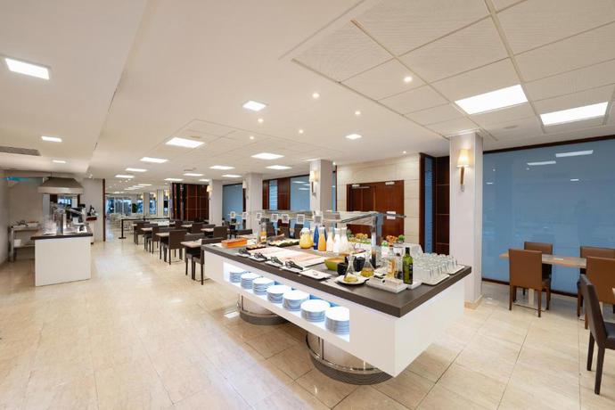 Imagen del bar/restaurante del Hotel RH Riviera. Foto 2