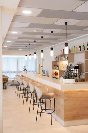 Imagen del bar/restaurante del Hotel RH Sol. Foto 5