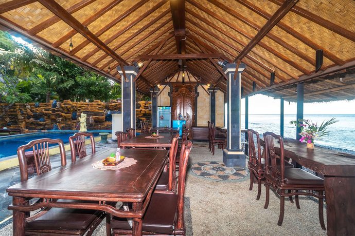 Imagen del bar/restaurante del Hotel RISING STAR DIVE RESORT, Amed. Foto 1