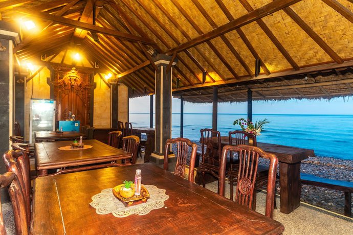 Imagen del bar/restaurante del Hotel RISING STAR DIVE RESORT, Amed. Foto 2