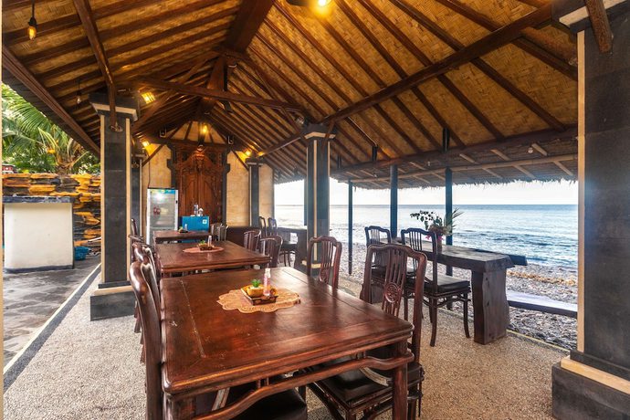 Imagen del bar/restaurante del Hotel RISING STAR DIVE RESORT, Amed. Foto 3
