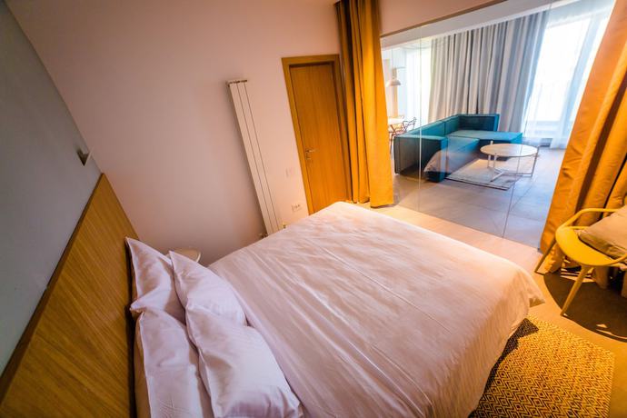 Imagen de la habitación del Hotel RIVA Mamaia Aparthotel. Foto 5