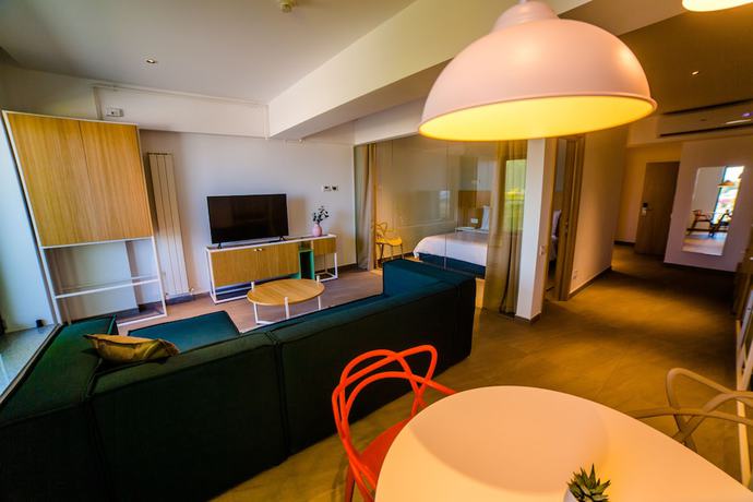 Imagen de la habitación del Hotel RIVA Mamaia Aparthotel. Foto 8