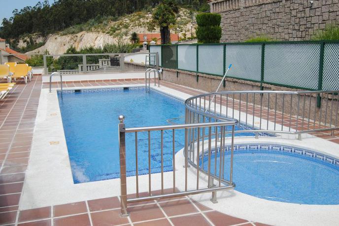 Imagen de la piscina del Hotel RIVEIRO II. Foto 7