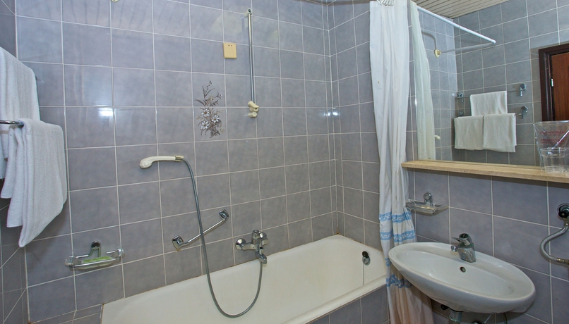 Imagen de la habitación del Hotel RIVIERA, Pula. Foto 5