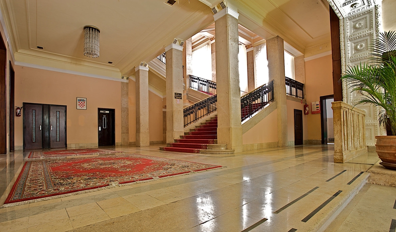 Imagen de los interiores del Hotel RIVIERA, Pula. Foto 7