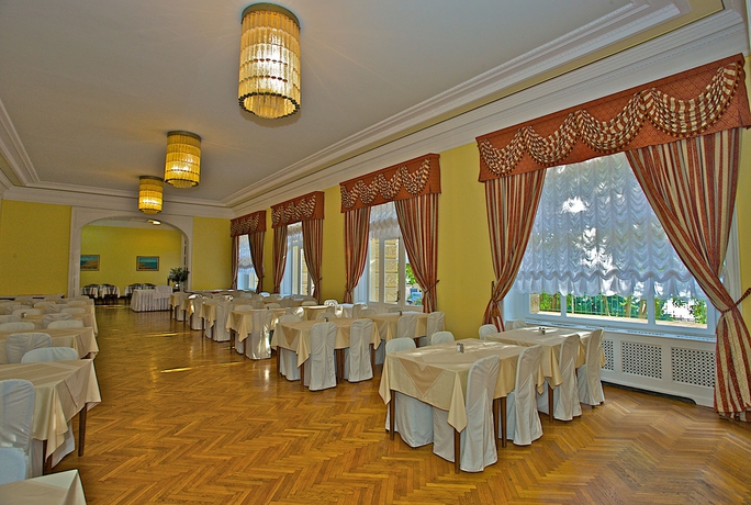 Imagen del bar/restaurante del Hotel RIVIERA, Pula. Foto 3