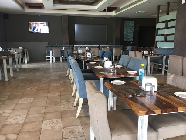 Imagen del bar/restaurante del Hotel RK Riyasat Resort. Foto 6