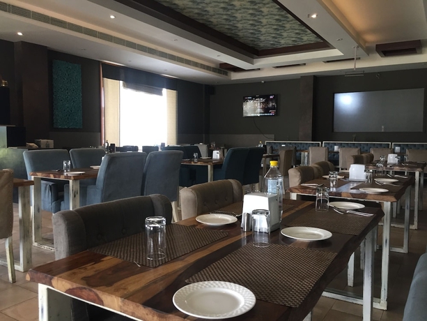 Imagen del bar/restaurante del Hotel RK Riyasat Resort. Foto 7