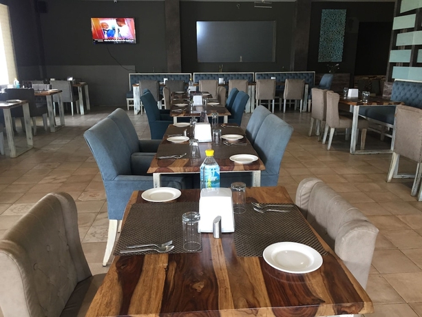 Imagen del bar/restaurante del Hotel RK Riyasat Resort. Foto 8