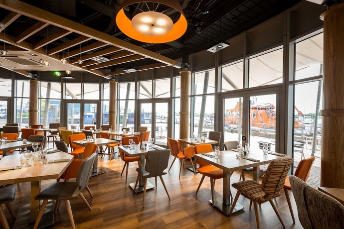 Imagen del bar/restaurante del Hotel RNLI College. Foto 3