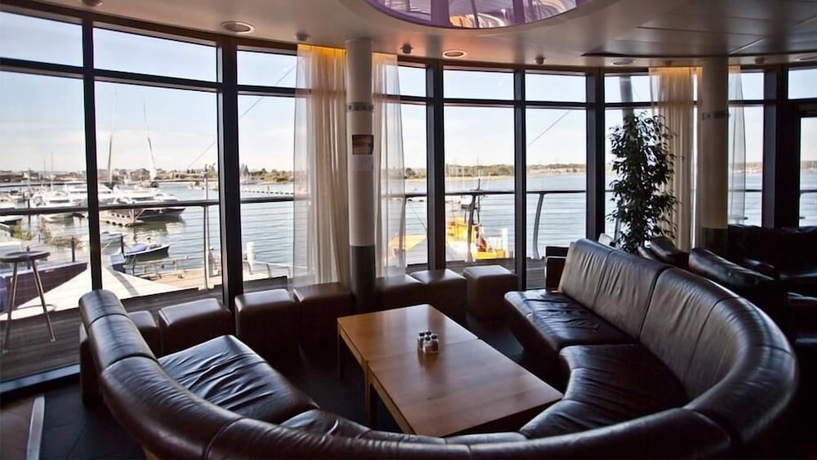 Imagen del bar/restaurante del Hotel RNLI College. Foto 4