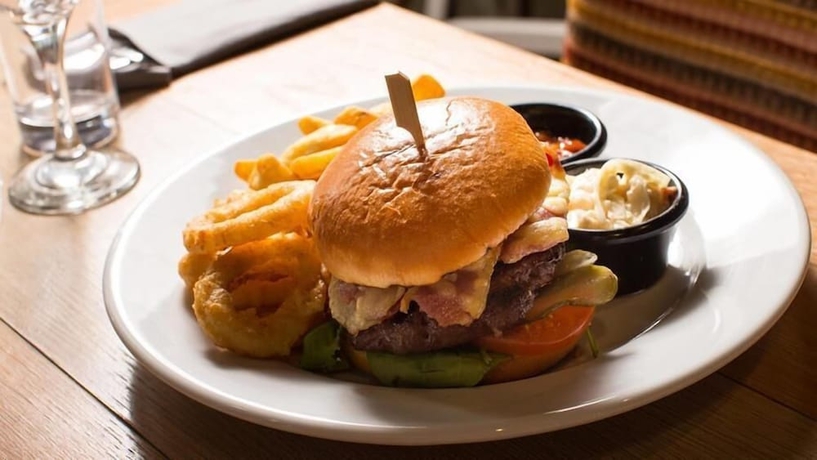 Imagen del bar/restaurante del Hotel RNLI College. Foto 7