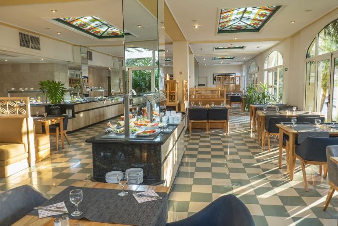 Imagen del bar/restaurante del Hotel ROC Presidente. Foto 2