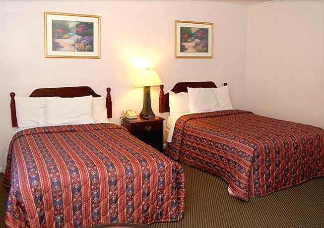 Imagen de la habitación del Hotel RODEWAY INN SKYTOP. Foto 2