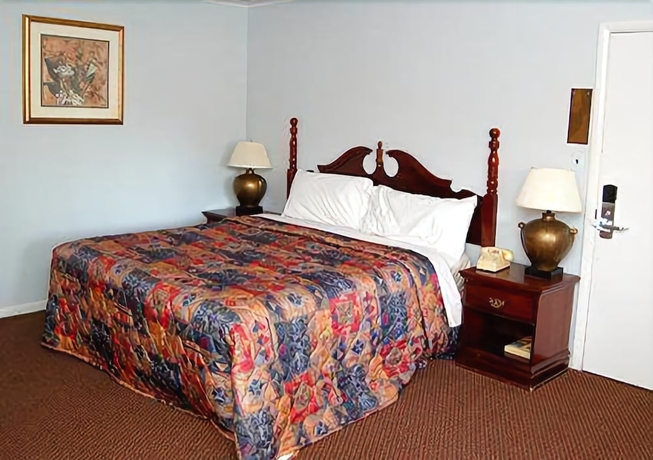 Imagen de la habitación del Hotel RODEWAY INN SKYTOP. Foto 7
