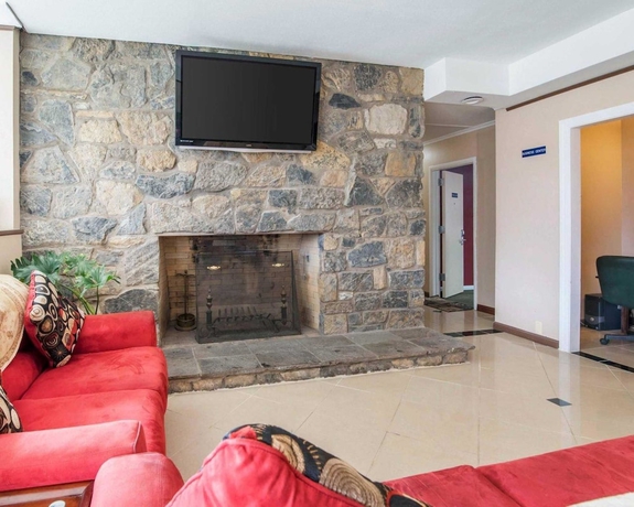 Imagen de los interiores del Hotel RODEWAY INN SKYTOP. Foto 16