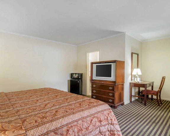 Imagen de la habitación del Hotel RODEWAY INN SKYTOP. Foto 9