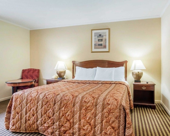 Imagen de la habitación del Hotel RODEWAY INN SKYTOP. Foto 10